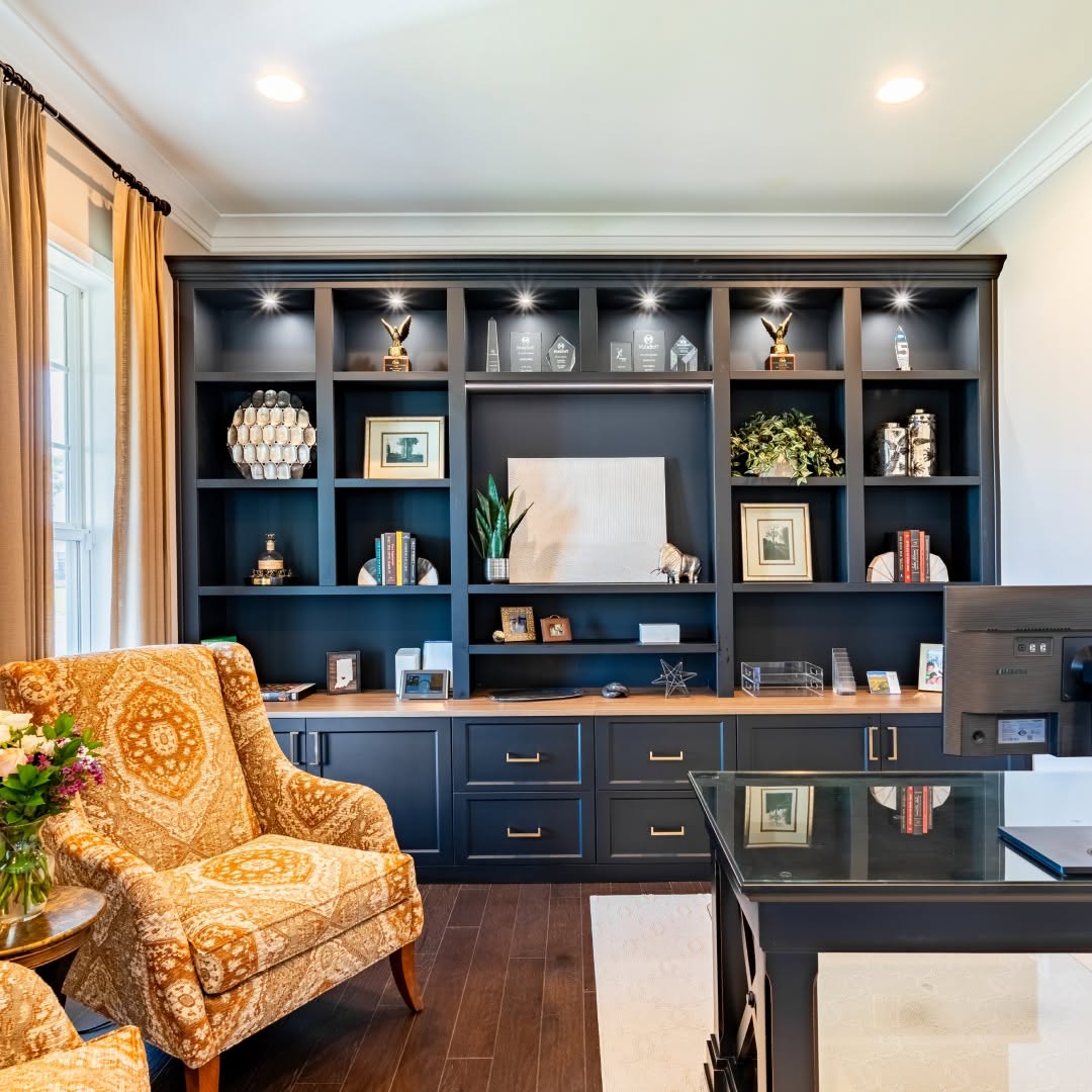 Custom office bookshelves and built-ins